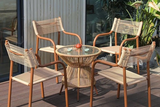 Bộ bàn ghế ngoài trời – Nét đẹp mộc mạc, tinh tế cho không gian thư giãn