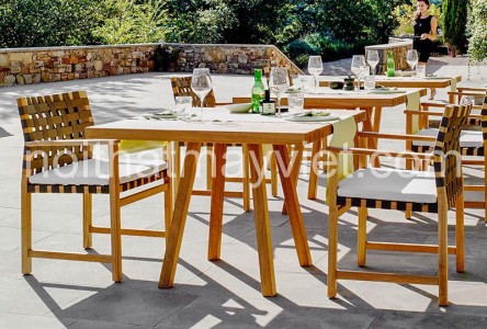 BỘ BÀN GHẾ NGOÀI TRỜI GỖ SỒI : SANG TRỌNG, BỀN BỈ CHO MỌI KHÔNG GIAN